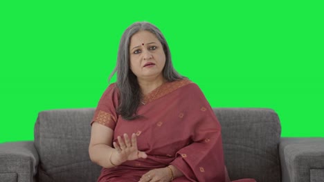 Indian-old-woman-talking-to-the-camera-Green-screen