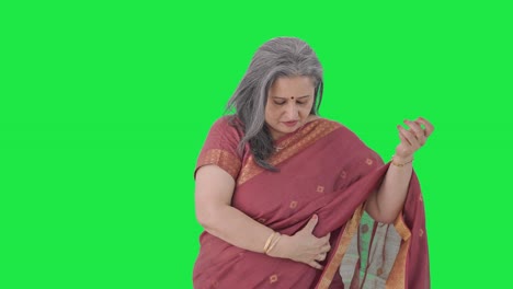 Glückliche-Alte-Indische-Frau-Macht-Sich-Bereit,-Greenscreen