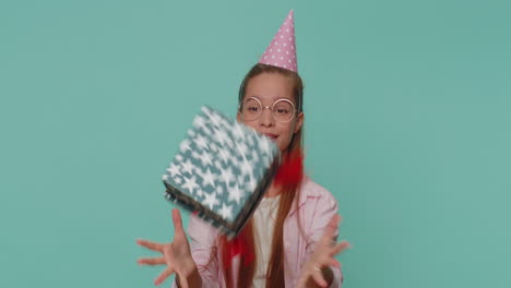 Niña-Sonriente-Recibiendo-Caja-De-Regalo,-Sorprendida-Satisfecha-Con-Un-Bonito-Regalo,-Sorpresa-De-Cumpleaños-Inesperada