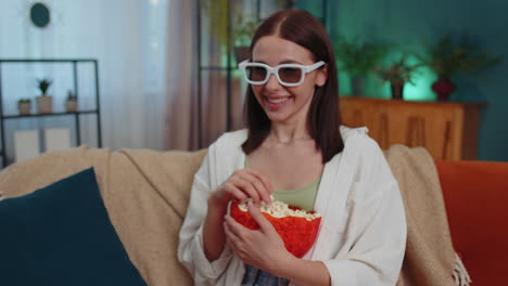 Mujer-Sentada-En-El-Sofá-Comiendo-Palomitas-De-Maíz-Y-Viendo-Interesantes-Series-De-Televisión,-Juegos-Deportivos-En-Línea-En-Casa