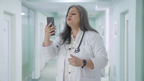 Doctora-India-Enojada-Hablando-Por-Videollamada