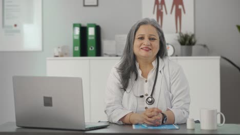 Feliz-Doctora-India-Senior-Sonriendo