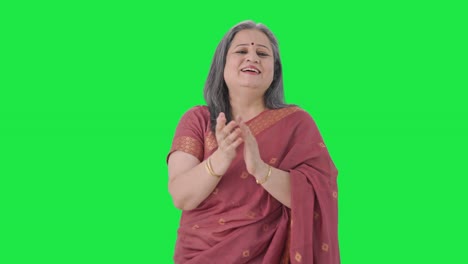 Happy-Indian-old-woman-clapping-and-appreciating-Green-screen