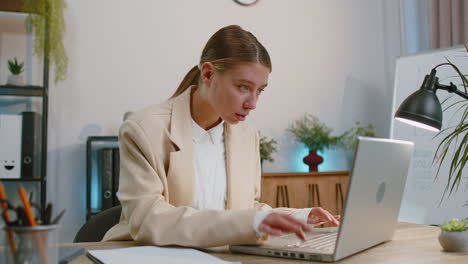 Gewinnerin-Einer-Geschäftsfrau,-Die-Im-Büro-Am-Laptop-Surft-Und-Tippt,-Feiert-Den-Lottogewinn-Und-Die-Gute-Nachricht