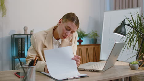 Trabajadora-De-Negocios-Aburrida-Y-Somnolienta-Trabajando-En-Una-Computadora-Portátil,-Bostezando,-Quedándose-Dormida-En-La-Oficina