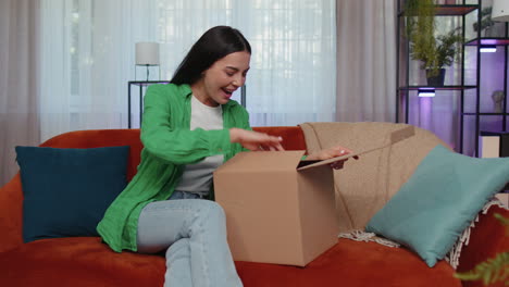 Glückliche-Junge-Käuferin-Packt-Karton-Aus,-Lieferung-Von-Paketen,-Online-Shopping-Kauf-Zu-Hause