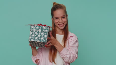 Niña-Bonita-Presentando-Caja-De-Regalo-De-Cumpleaños,-Oferta-De-Bono-De-Carrera-Presente-Envuelto,-Fiesta-De-Celebración