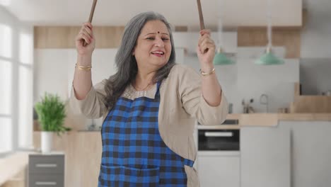 Feliz-Ama-De-Casa-India-Bailando-En-La-Cocina