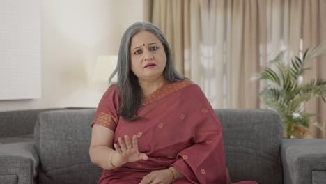 Indian-old-woman-talking-to-the-camera