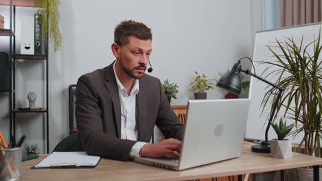 Hombre-De-Negocios-Trabajando-En-Una-Computadora-Portátil-Con-Auriculares,-Línea-De-Ayuda-De-La-Oficina-Del-Operador-Del-Servicio-De-Soporte-Del-Centro-De-Llamadas