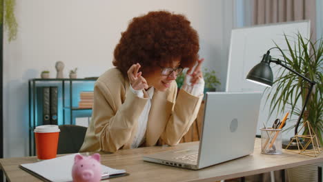 Mujer-De-Negocios-Ganadora-Trabajando-Navegando-Escribiendo-En-Una-Computadora-Portátil-En-La-Oficina-Celebrar-La-Lotería-Ganar-Buenas-Noticias