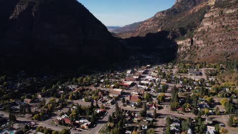 Drone-Shot-of-Ouray,-Colorado-USA-on-Sunny-Autumn-Day,-Buildings,-Streets-and-Landscape