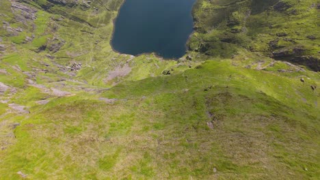 Coumshingaun-Lough-See-Draufsicht-Fpv-Drohne-Schöne-Berg