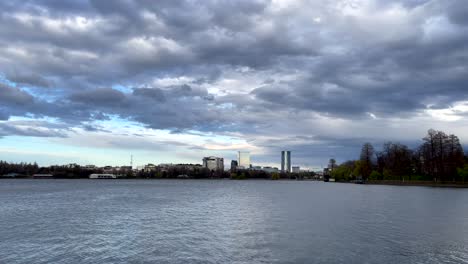 A-cloudy-day-in-the-park-near-a-lake