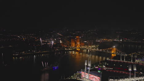 Vista-Aérea-Del-Río-Con-Un-Dron-V44-En-Cincinnati,-Ohio,-Que-Captura-El-Estadio-De-Béisbol-Frente-Al-Mar-Y-Los-Vívidos-Fuegos-Artificiales-Que-Iluminan-El-Cielo-Nocturno-Contra-El-Paisaje-Urbano-De-Covington,-Kentucky.-Filmado-Con-Inspire-3-8k,-Septiembre-De-2023