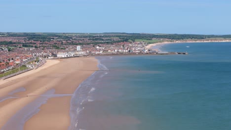 Imágenes-De-Drones-De-Alto-ángulo-De-Bridlington-En-Verano-Con-Cielo-Azul-Y-Océano