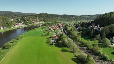 Toma-Aérea-Del-Río-Elba-En-El-Pueblo-De-Kurort-Rathen,-Alemania,-Durante-El-Día.