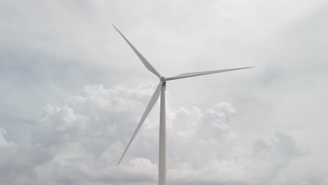 Enorme-Turbina-Eólica-Con-Cielo-Nublado,-Energía-Cinética-Limpia-Y-Verde-Generada-Por-El-Viento