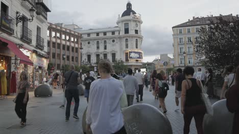 Calle-De-La-Cruz-Straße-Mit-Jacinto-Benavente-Platz-Und-Calderon-Theater,-Madrid,-Spanien