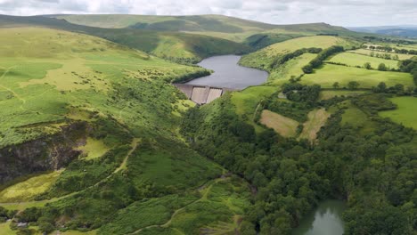 Aerial-establishing-shot-of-Meldon-Reservoir-within-Dartmoor-National-Park,-showcasing-expansive-natural-beauty