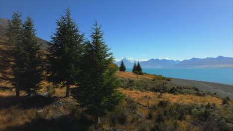 Tierras-Altas-Sobre-El-Lago-Pukaki,-Nueva-Zelanda,-Mirando-Hacia-El-Monte-Cook,-Aoraki,-Nueva-Zelanda---Vista-Aérea-Deslizante