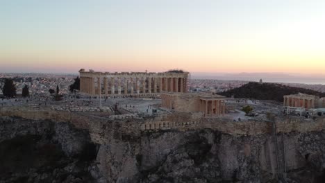 Vista-Orbital-Del-Monumento-Del-Partenón,-Acrópolis-De-Atenas-Al-Atardecer,-Grecia