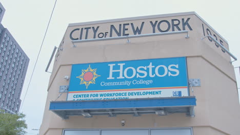 Weite-Schwenkansicht-Rechts-Von-Der-Außenansicht-Des-Hostos-Community-College-Gebäudes-Am-Bronx-Terminal-Market