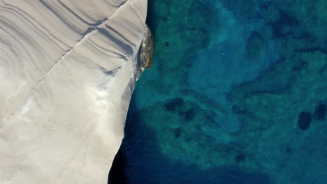 Aérea:-Hermosa-Vista-Aérea-De-La-Playa-Sarakiniko-En-La-Isla-De-Milos,-Cícladas,-Grecia,-Con-Agua-Cristalina-Color-Esmeralda