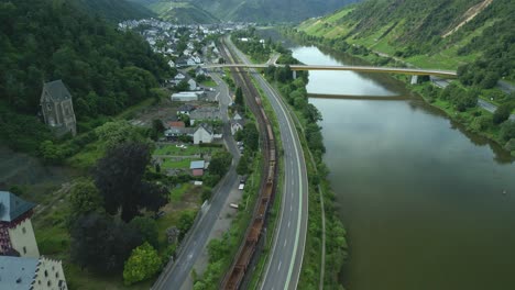 Un-Tren-Con-Vagones-De-Mercancías-Circula-Por-El-Río-Mosela-En-Alemania