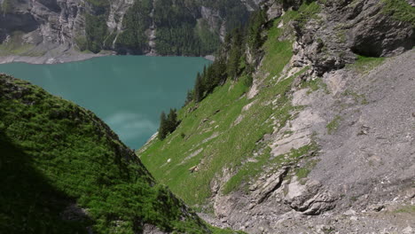 Lago-Oeschinen-Y-Alpes-En-El-Oberland-Bernés,-Suiza-(fotografía-Con-Dron)