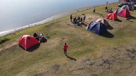 Uno-Corría-A-Través-De-Las-Tiendas-Para-Acampar-En-El-Borde-De-Un-Embalse-O-Río.