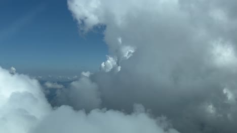 Vista-Del-Piloto-Volando-A-Través-De-Las-Nubes-Desde-La-Cabina-De-Un-Avión