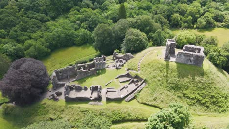 Eine-Drohne-Erfasst-Okehampton-Castle-In-Einer-üppigen-Landschaft-In-Devon,-Großbritannien