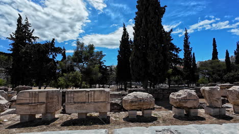 Jardín-Del-Templo-De-Hefesto-Con-La-Cámara-Mostrando-Las-Rocas-Y-Piedras-Detalladas-En-El-Costado.