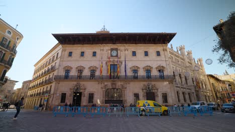 Historisches-Gebäude-Mit-Der-Spanischen-Flagge-Geschmückt-Im-Herzen-Von-Palma,-Mallorca