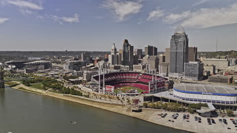 Cincinnati,-Ohio,-Luftaufnahme-Des-V74-Überflugs-über-Den-Fluss,-Der-Das-Ballpark-Und-Die-Arena-Am-Wasser,-Den-Park-Am-Flussufer-Und-Die-Skyline-Der-Innenstadt-Bei-Tageslicht-Einfängt-–-Aufgenommen-Mit-Mavic-3-Pro-Cine-–-September-2023