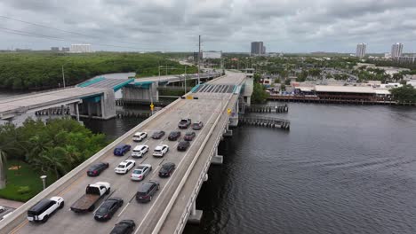 Atasco-De-Tráfico-Aéreo-En-El-Puente-Durante-El-Paso-De-Un-Barco-Por-El-Río