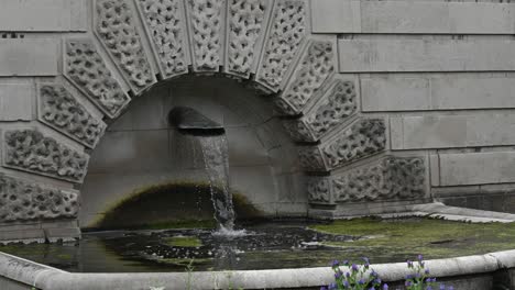 Flowing-water-in-St-James's-Park,-London,-United-Kingdom