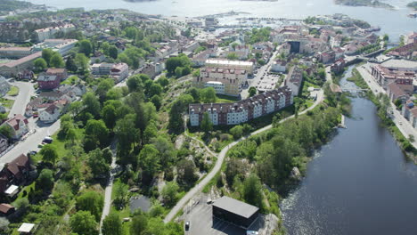 Strömstad,-Schweden-Präsentiert-Wohngebäude,-Grünflächen-Und-Uferpromenade,-Luftaufnahme