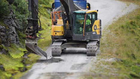 Ein-Bagger-Repariert-Die-Unbefestigte-Straße