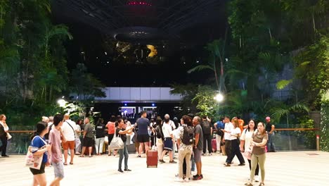 Multitudes-De-Personas-Esperando-El-Espectáculo-De-Luces-De-La-Cascada-Jewell-Rain-Vortex-En-El-Aeropuerto-Changi-De-Singapur