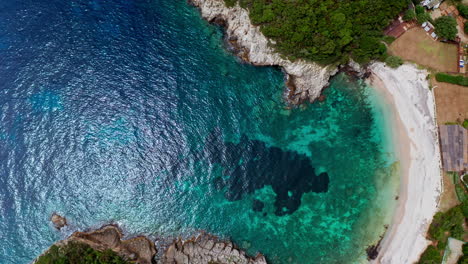 Luftaufnahme-Einer-Griechischen-Landschaft-Mit-Türkisfarbenem-Meer-Oder-Meeresbucht-Und-Leerem-Sandstrand