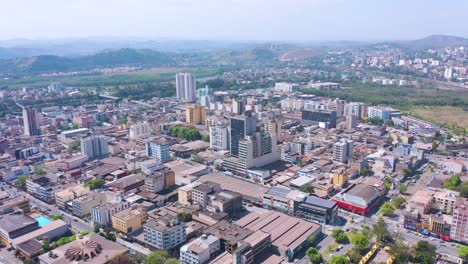 Panorámica-Panorámica-Lenta-De-Drones-Aéreos-Soleados-Del-Barrio-Aterrado-En-Volta-Redonda,-Río-De-Janeiro,-Brasil