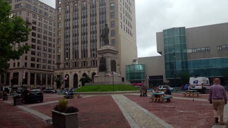 Monument-Square,-Portland,-Maine-Mit-Menschen,-Die-Sich-Während-Des-Mittagessens-Bewegen