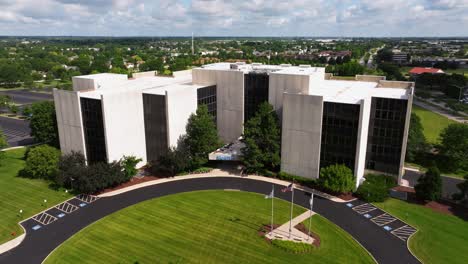 Vista-Aérea-De-Un-Dron-En-órbita-Sobre-El-Edificio-De-Oficinas-Corporativas-De-MetLife-En-Un-Vecindario-Suburbano