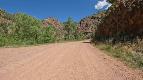 Punto-De-Vista,-Doble-Tiempo:-Conduciendo-Por-La-Carretera-Phantom-Canyon-Con-Curvas-Y-Empinados-Terraplenes-De-Granito-En-La-Cordillera-Rocky-Mountain-Front-En-Colorado