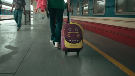 Siguiendo-A-Una-Viajera-En-La-Estación-Principal-De-Trenes-Que-Lleva-Un-Carrito-Para-Su-Viaje-Al-Sudeste-Asiático