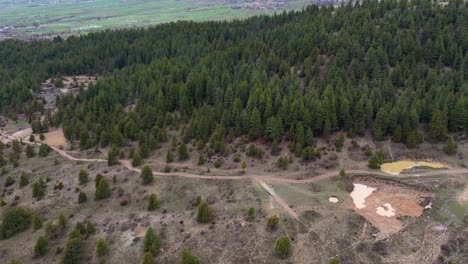 Vista-De-La-Jungla,-El-Dron-Vuela-Sobre-Un-Paisaje-De-Montañas-Densas-Y-Verdes-Cubiertas-De-Bosques,-Vista-Aérea-De-Montañas-De-Bosques-Verdes-Y-Exuberantes,-Vista-De-La-Jungla