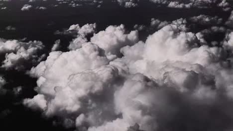 Formación-De-Nubes-Desde-El-Cielo-En-Blanco-Y-Negro.