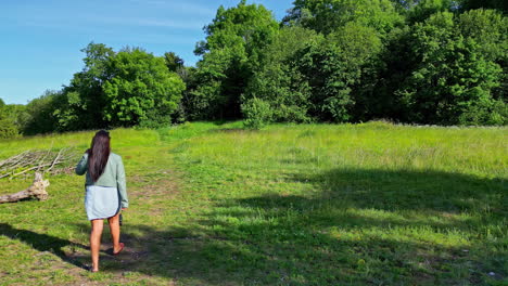 Zeitlupen-POV-Aufnahme-Eines-Mädchens,-Das-An-Einem-Strahlend-Sonnigen-Tag-Im-Park-Herumlungert